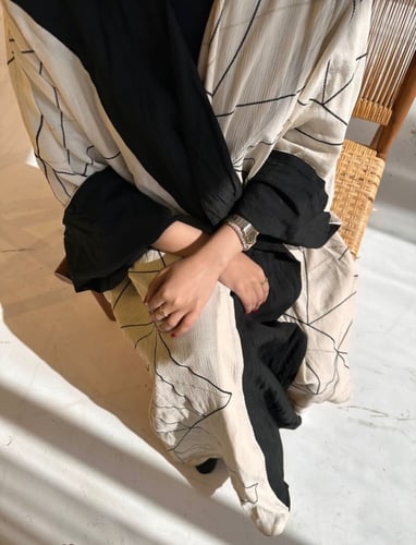 عباية بشت كريب ياباني اوف وايت يتقليمات اسود و ذهب...