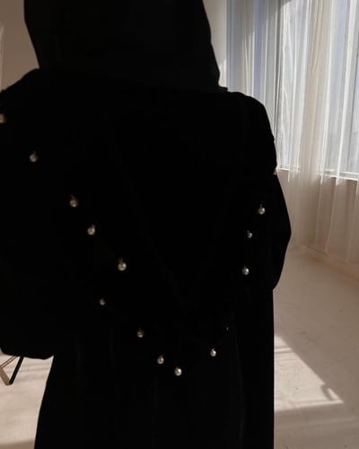 عباية كلوش مخمل اسود بقصة رافلز منتهي بتطريز لولو