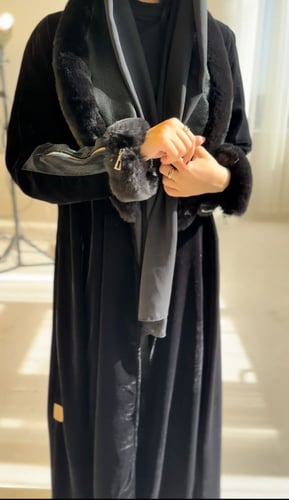 مخمل اسود مع قطع شامواه و فرو