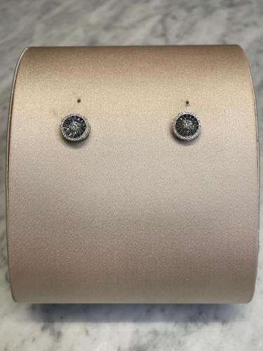 أقراط ألماس صغيرة بفخامة ناعمة