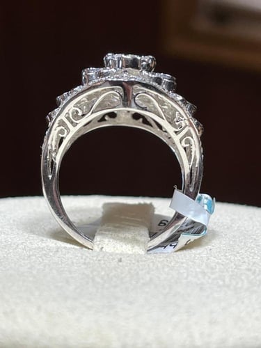 خاتم ألماس بتصميم زهري متداخل فاخر