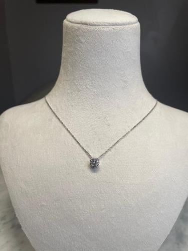 عقد سوليتير ألماس بلاتيني بتصميم كلاسيكي راق