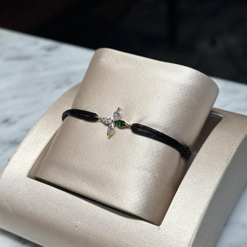 سوار بخيط أسود وحجر متلألئ لإطلالة عصرية راقية