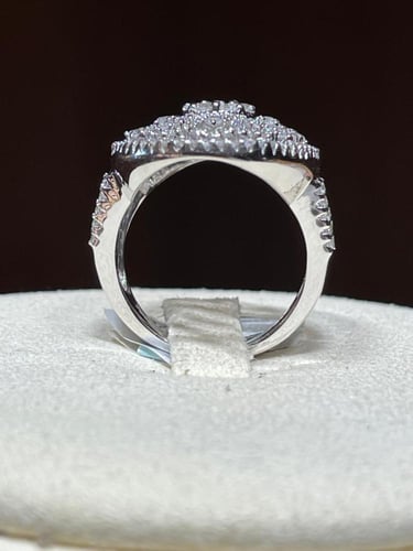 خاتم ألماس بتصميم بيضاوي فاخر