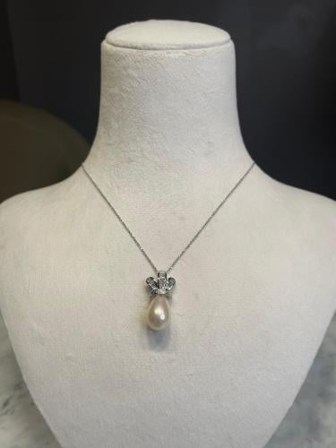 عقد لؤلؤ وألماس بتصميم ملكي يسرّ الأنظار