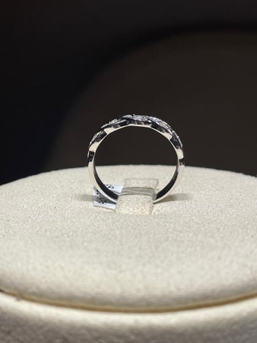 خاتم ألماس بتصميم ضفيرة أنيق