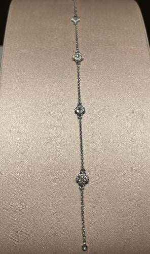 إسوارة ألماس بتصميم زهري أنيق