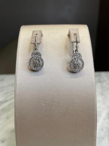 أقراط ألماس بتصميم كلاسيكي راقٍ