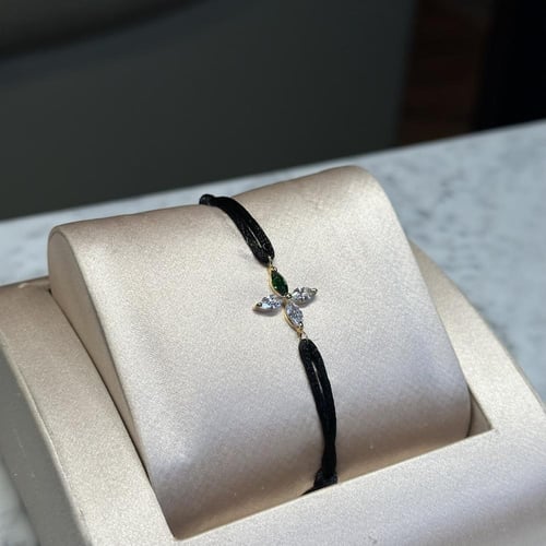 سوار بخيط أسود وحجر متلألئ لإطلالة عصرية راقية