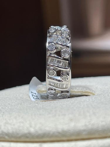 خاتم ألماس بتفاصيل عصرية فاخرة