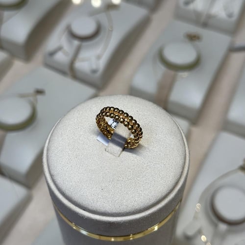 خاتم ذهبي مرصّع بفصوص ناعمة.. لمسة تألق خالدة