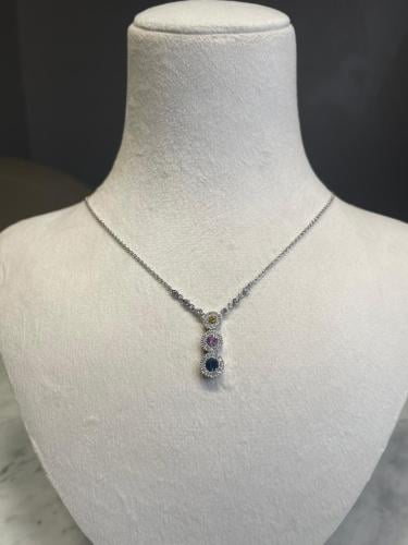 عقد حجر ملون بتدرجات راقية ولمسة عصرية ساحرة