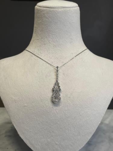 عقد ألماس بتصميم دمعة فخم يبرز بريقك بكل تفصيل