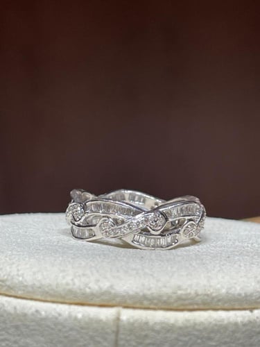 خاتم ألماس بتصميم متقاطع فاخر