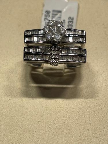 خاتم ألماس بفص مركزي بتصميم جريء وفاخر