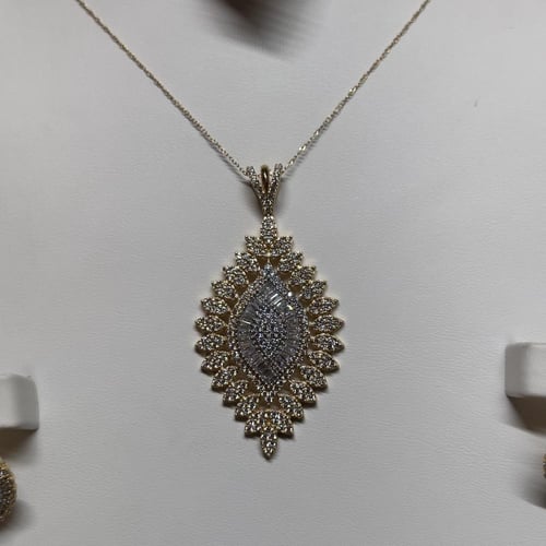 طقم ذهب ألماس بتصميم ملكي فاخر سحر يليق بالمناسبات