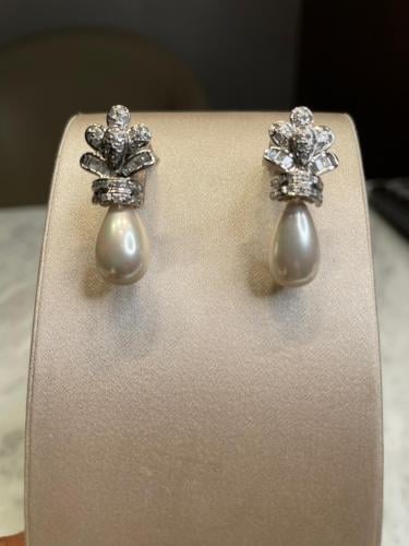 أقراط لؤلؤ وألماس بتصميم ملكي راق