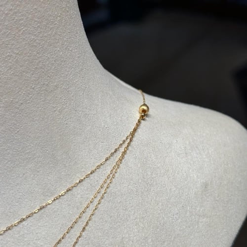 عقد ذهبي بثلاث طبقات تصميم فخم يعكس حضورك