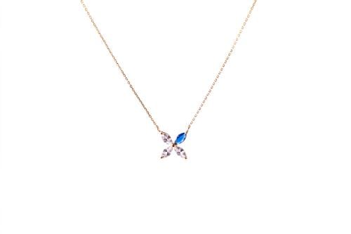 عقد النرجسية عقد ذهبي بحجر أزرق ولمسة ماس ناعمة