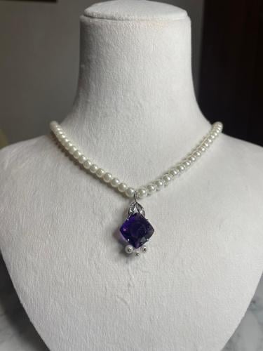 حجر الأماتيست مزين بالألماس وعقد من اللؤلؤ