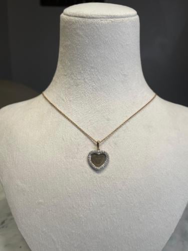 عقد ألماس بتصميم قلب ذهبي يرمز للحب والأناقة