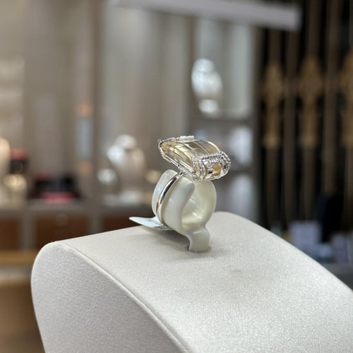 طقم ألماس ملكي بحجر كريم فخم قطعة تليق بذوق راقٍ