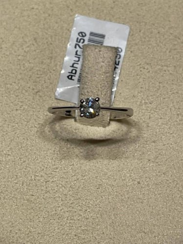 خاتم الماس فص واحد بتصميم سوليتير أنيق