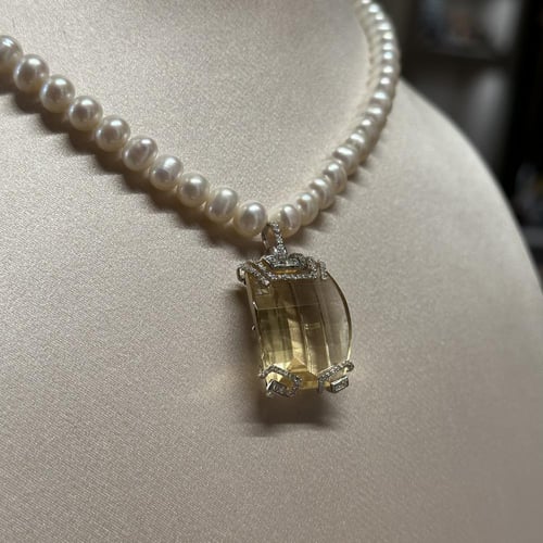 طقم ألماس ملكي بحجر كريم فخم قطعة تليق بذوق راقٍ