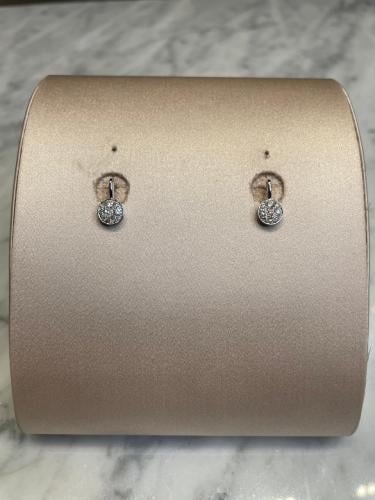 أقراط ألماس متدلية بتصميم بسيط وأنيق