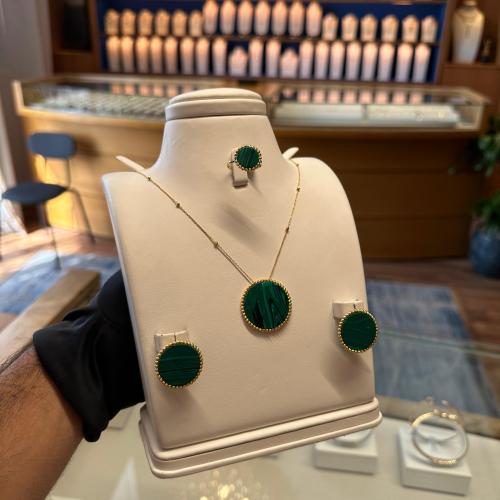 طقم اليم بحجر أخضر ملكي.. فخامة تلامس الكمال