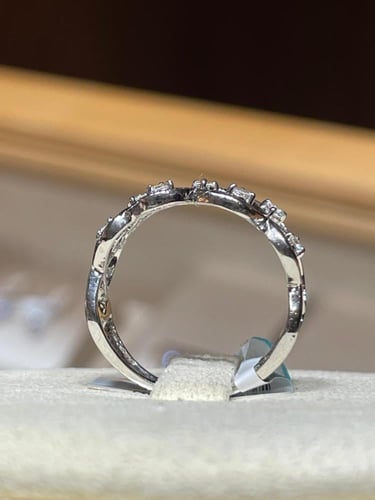 خاتم ألماس بتصميم متشابك أنيق