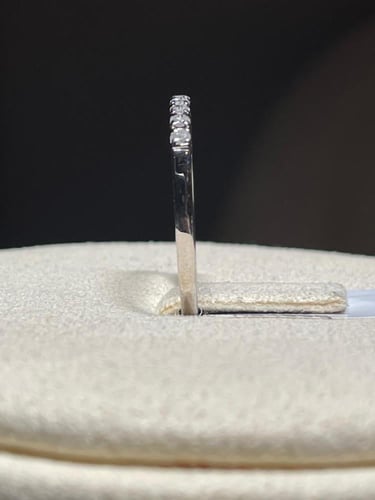 خاتم ألماس ناعم بتصميم بسيط وأنيق