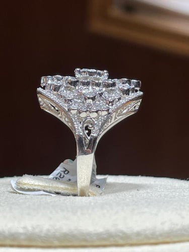 خاتم ألماس بتصميم زهري متداخل فاخر