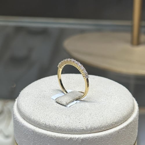 خاتم راقي بتفاصيل دقيقة تجمع بين البساطة والفخامة