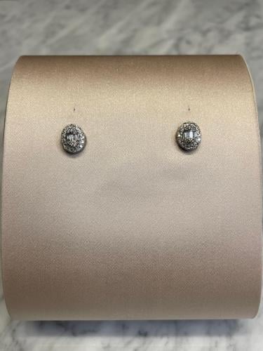 أقراط ألماس صغيرة بتصميم ناعم