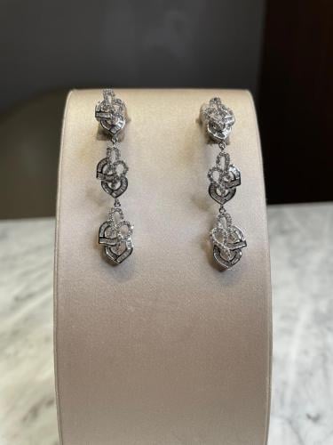 أقراط ألماس متدلية بتصميم فاخر