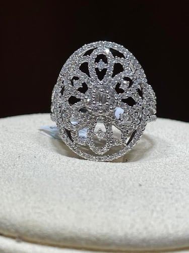 خاتم ألماس بتصميم زهري فخم