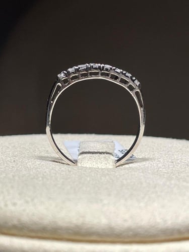 خاتم ألماس ناعم بتصميم بسيط وأنيق