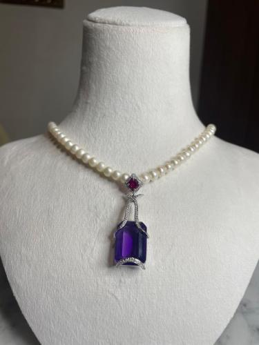 حجر الأماتيست مزين بالألماس وعقد من اللؤلؤ