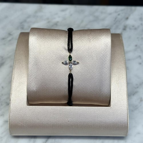 سوار بخيط أسود وحجر متلألئ لإطلالة عصرية راقية