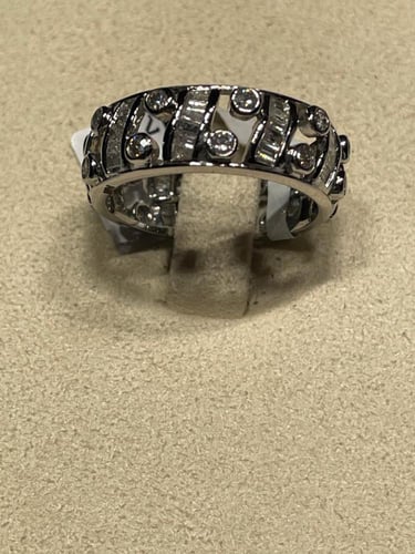 خاتم ألماس بتفاصيل عصرية فاخرة