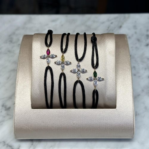 سوار بخيط أسود وحجر متلألئ لإطلالة عصرية راقية