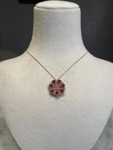 عقد ياقوت ملكي بتصميم زهرة فريدة ولمسة فخامة