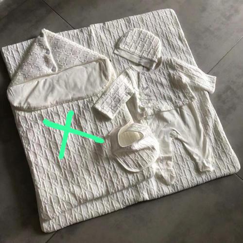 طقم ديور بدون مدس ( كيس الماركة مجاناً)