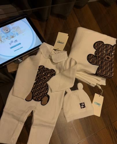 طقم فندي شتوي٣ قطع افرول قبعه بطانية