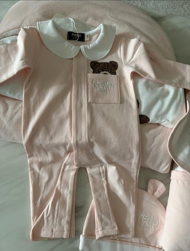 طقم فندي ٥ قطع ( كيس البراند مجاناً )