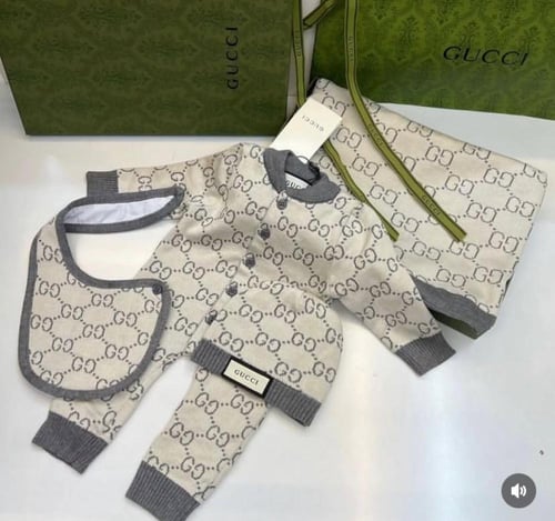 طقم قوتشي ( كيس الماركة مجاناً )