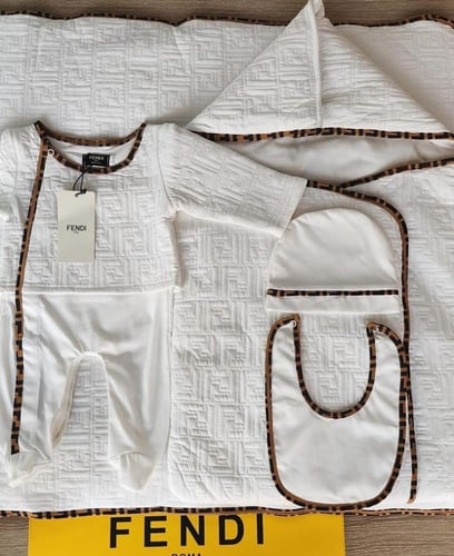 طقم فندي الابيض ٥قطع ( كيس الماركة مجاناً)