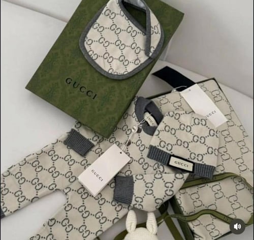 طقم قوتشي ( كيس الماركة مجاناً )