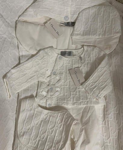 طقم ديور ابيض ٥ قطع (كيس الماركة مجاناً)